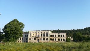 Ruinerna av Realakan-högskolan i Sjusja där armenier och azerier studerade tillsammans. Harutiunjan hoppas att man någon dag kan grunda ett gemensamt armenisk-azeriskt institut för fredsstudier där Ruinerna av Realakan-högskolan i Sjusja där armenier och azerier studerade tillsammans.