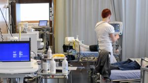 Sairaanhoitokoulutuksen tasalaatuisuus ei ole haastateltavien mukaan taattua. // Kuva: Yle Uutisgrafiikka