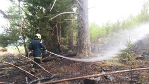 Pellinge FBK hjälper med släckningsarbetet på Byön. Pellinge FBK släcker markbrand på Byön, Lovisa.