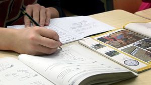 Parhaiten korkeakouluopiskelijoista työllistyvät ne, jotka valmistuvat suoraan ammattiin. // Kuva: Yle