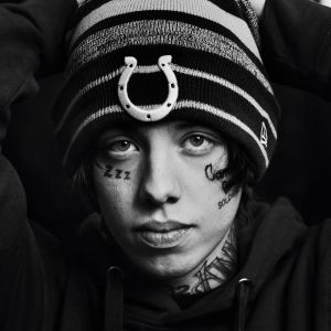 Räppäri Lil Xan katsoo kameraan mustavalkoisessa lähikuvassa.