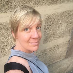 Cecilia Helenius oroar sig för läget i Barcelona. Hon berättar att polisen är välutrustad och att provokationer kommer från alla håll och kanter. En blond kvinna framför en beige vägg.