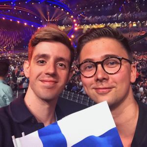 José och Sami träffades på Tinder. Numera bor de tillsammans i London. José och Sami på konsert.