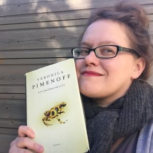 Kirjabloggaaja Reeta Törrönen pitää kädessään Veronica Pimenoffin romaania.