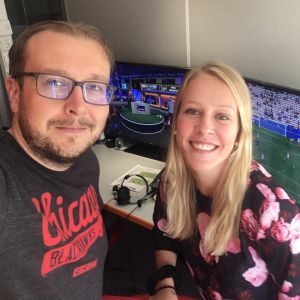 Antti Koivukangas och Adelina Engman i referatbåset. Antti Koivukangas och Adelina Engman jobbade tillsammans på en match under fotbolls-VM.