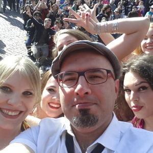 Muusikko Gian Majidi nuorten naisetn ympäröimänä jollakin kesäfestivaalilla.
