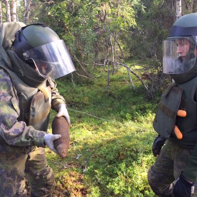 Toisen maailmansodan aikaisia Natsi-Saksan armejan räjähteitä löytyy yhä Lapista. Sodankylän Jääkräprikaatin pioneerit tarkastelevat 105 mm tykinkranaattia 14.8.2015 Pohjois-Lapissa.