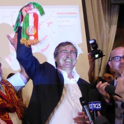 Venetsian vastavalittu pormestari Luigi Brugnaro juhlii vaalivoittoaan tukijoidensa kanssa.