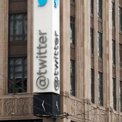Twitter tunnus rakennuksen kyljessä.