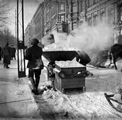 Helsingfors stad gjorde sig av med snödrivorna i centrum genom att smälta snön vintern 1922. Bilden tagen på Norra Esplanaden.