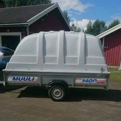 Muuli-merkkinen peräkärry.