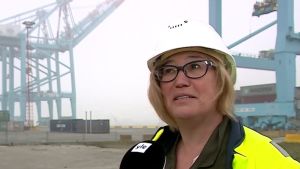 Kinesiska investeringar har blåst liv i den nedläggningshotade hamnterminalen i Zeebrygge berättar vd:n Carla Debart. Carla Debart