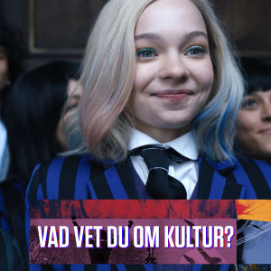 Två tonårsflickor i skoluniform.