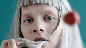 Aurora har skrivit musik sedan hon var barn och gör nu internationell karriär. Närbild på sångaren och musikern Aurora Aksnes.