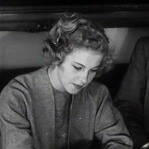 Armi Kuusela allekirjoittaa Veikko Itkosen tarjoaman elokuvasopimuksen (1.8.1953).