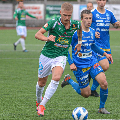 André Österholm löper med bollen i fötterna.
