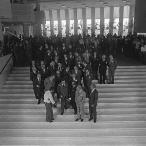 Ulkoministerit ryhmäkuvassa Finlandia-talon portaikossa 1975, valokuvaaja Kaius Hedenström ohjaa ulkoministereitä paikoilleen.