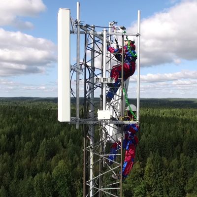Kaksi tietoliikenneasentajaa telemastossa