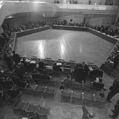 ETYK I. Euroopan turvallisuus- ja yhteistyökokouksen ensimmäistä vaihetta edeltävä kokous Espoon Dipolissa, näkymä salista.