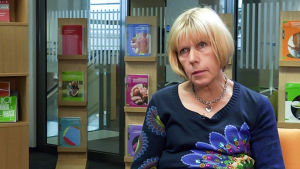 Ylilääkäri, professori Eeva Widström. Ylilääkäri, professori Eeva Widström haastattelukuvassa.