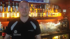 Toni Suonsivu vid Sportpub Chelsea skulle gärna hålla öppet så länge att de VM-matcher som inleds klockan 1 är slut men då krävs förlängt utskänkningstillstånd. Toni Suonsiuvu är restaurangchef vid Sportpub Chelsea.