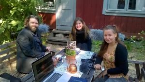 Ohjaaja-näyttelijä Mikko Kouki, näyttelijä Aksa Korttila ja äänisuunnittelija Johanna Puuperä. Radioteatteri liikkeellä - Turku: Satu Rasila: Neljä