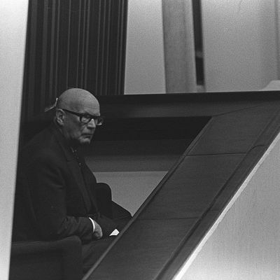 Presidentti Urho Kekkonen seuraa pääministerikokousta Finlandia-talon parvekkeella.