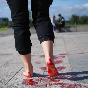 Elokapina protesterar mot vår nuvarande djurproduktion. fötter som lämnar röda (blodiga) fotspår