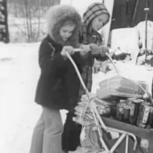 Pikkutytöt kierrättävät