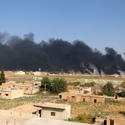 Savupatsaat nousevat Ras al-Ainin kaupungissa SDF-joukkojen ja Turkin joukkojen taisteluiden jäljiltä.