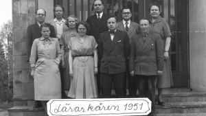 Virkby samskolas lärarkår 1951. En gammal svartvit bild av lärarkåren vid Virkby samskola 1951.