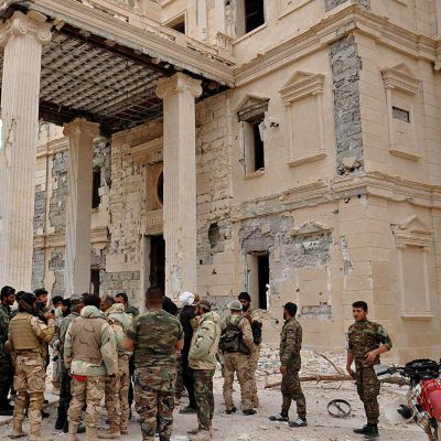 Syyrian valtiollisen uutistoimisto Sanan torstaina välittämässä kuvassa näkyy Syyrian armeijan joukkoja Palmyrassa.
