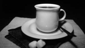 Alla fotografier i utställningen är svartvita och föreställer vardagliga föremål. Fotografi taget med nålhålsteknik som föreställer en kaffekopp.