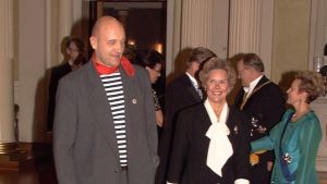 På Slottsbalen 1997 dök Klaus Bremer upp iklädd något helt annat än frack. Klaus Bremer på väg in i presidentens slott