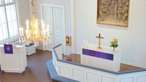Gudstjänstens sänds från Åggelby gamla kyrka. Altaret i Åggelby gamla kyrka