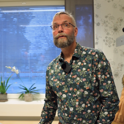 Juha T. Karvonen, nuorisopsykiatrian erikoislääkäri seiso toimistossa ja katsoo ylös.  