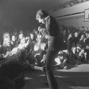 Kirka esiintymässä yleisölle liikuntasalissa (1960-luku)