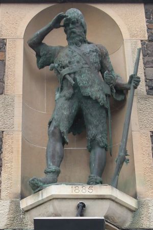 En staty som föreställer Alexander Selkirk utanför hans hem i Skottland. En staty som föreställer Alexander Selkirk.