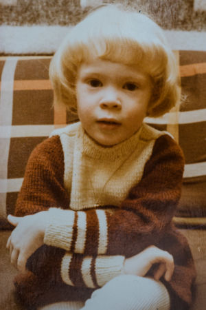 Redan som barn levde Maria Turtschaninoff delvis i fantasins värld. En 3-årig Maria Turtschaninoff iklädd ylletröja.