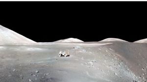 Apollo 17 -lennolla käytetty kuuauto kuvattuna laskeutumispaikalla Taurus-Littrow -laaksossa. Kyseessä oli tähän mennessä viimeinen ihmisen tekemä kuulento.