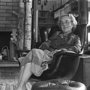 Kirjailija Aino Räsänen kotonaan (1981). Kirjailija Aino Räsänen kotonaan (1981).