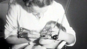 Tandvård för alla skolbarn fick vi från år 1956. Pojan hampaita hoidetaan (arkistokuva)