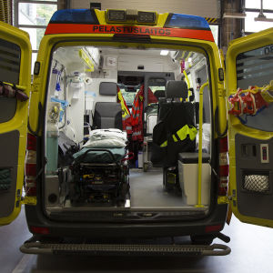 Ambulans med bakdörren öppen.