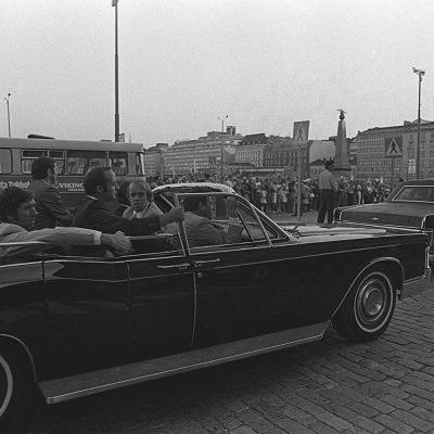 Yhdysvaltojen presidentti Gerald Fordin turvamiehet avoautossa Pohjois-Esplanadilla 1975.