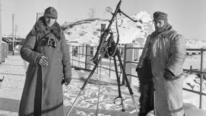 En tysk och en finsk soldat nära Hangö hamn 1942. En tysk och en finsk soldat nära Hangö hamn 1942.