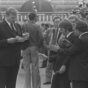Neuvostoliiton pääministeri Leonid Brezhnev saapuu Helsingin rautatieasemalle, ulkoministeriön lehdistöpäällikkö Reino Paasilinna selvittää toimittajien ja turvamiesten kanssa asemalaiturilla tiedotustilaisuuden järjestelyjä.