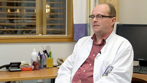 Allergologian professori Johannes Savolainen. Professori Johannes Savolainen haastattelukuvassa.
