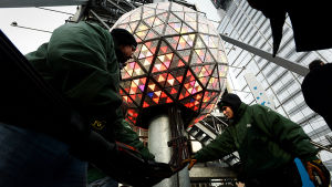 Sänkandet av nyårsbollen på Times Square är en tradition i New York. Den traditionella nyårsbollen på Times Square i New York.