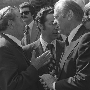 Aamiaistilaisuus Yhdysvaltojen suurlähetystössä. NKP:n pääsihteeri Leonid Brezhnev ja Yhdysvaltojen presidentti Gerald Ford keskustelevat.