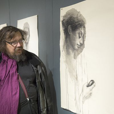 Taiteilija Kuutti Lavonen Craphica Creativa -näyttelyssä Jyväskylässä.
